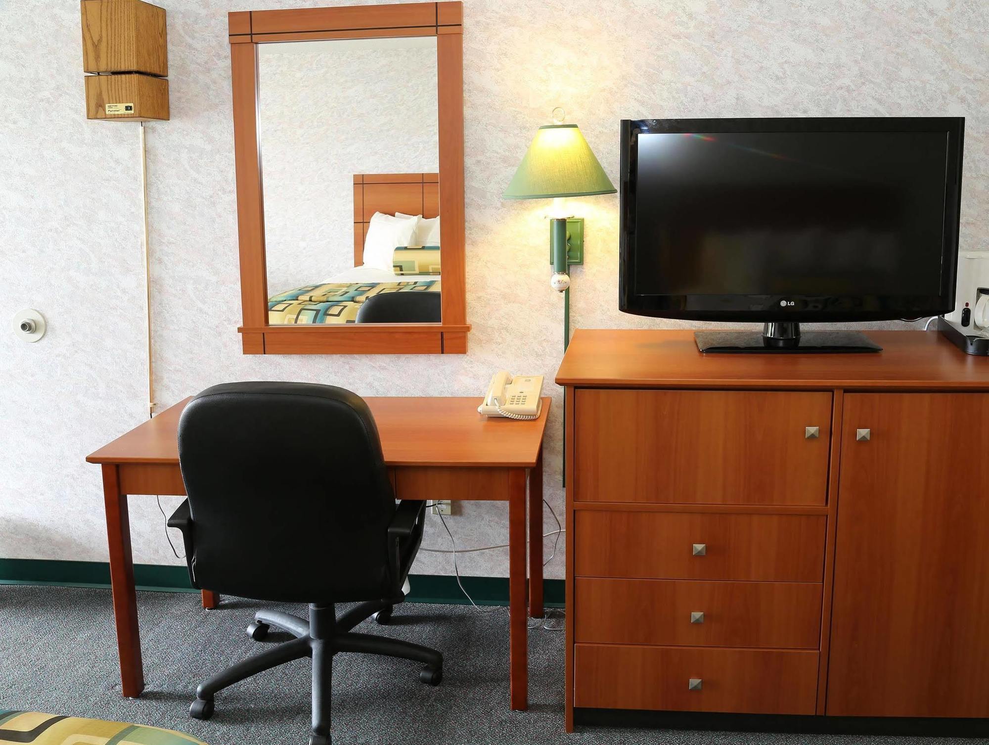Magnuson Hotel Howell/Brighton Bagian luar foto